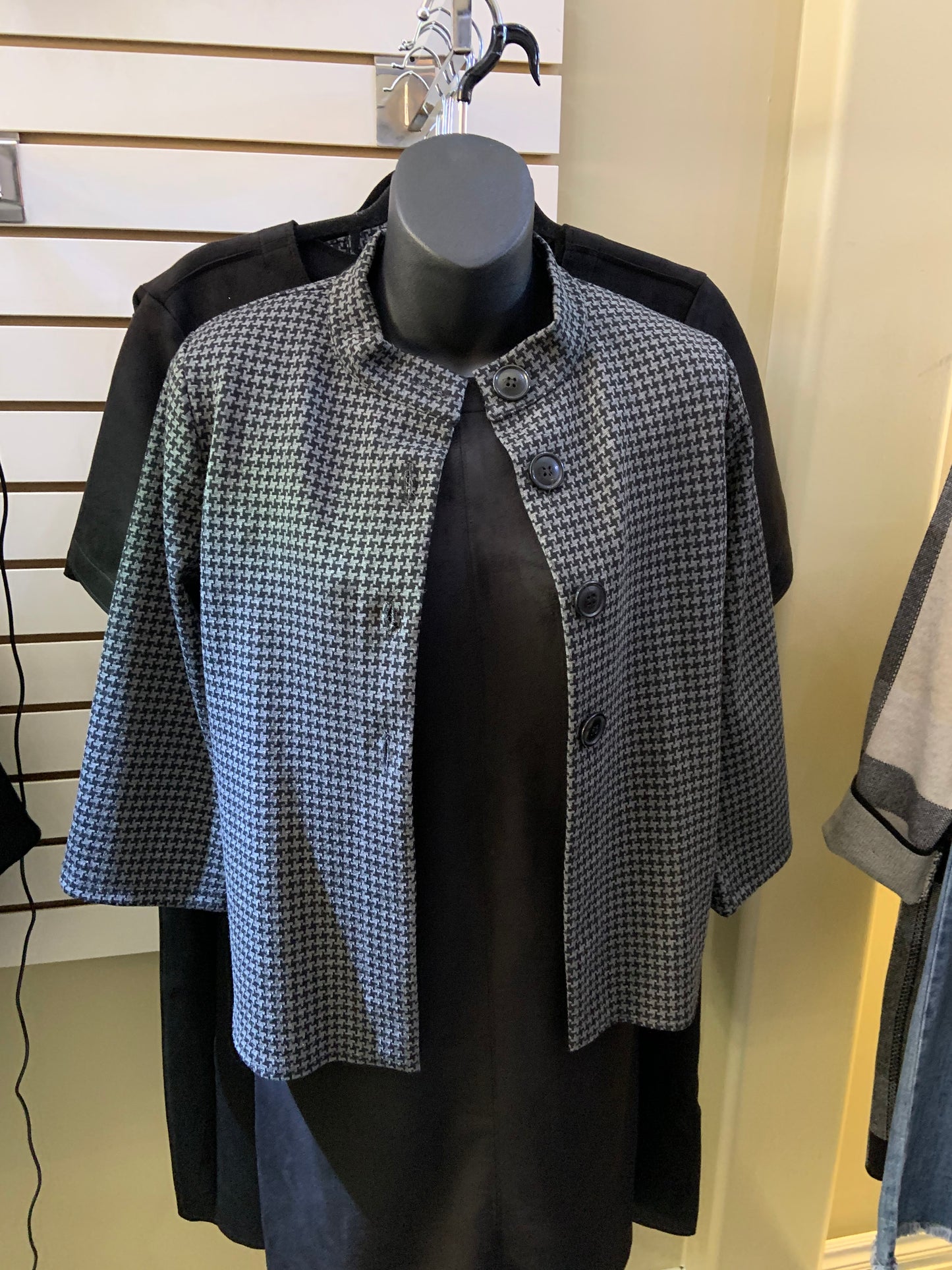 Zooni - Cropped Buttoned Cover